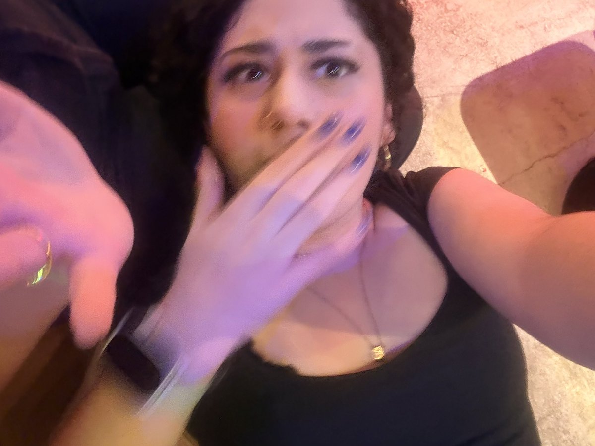 yaasbenjor's tweet photo. minha sincera reação ouvindo malu falando dos seus livros gays ( ignorem eu c a mão no peito, tava arrumando meu sutiã https://t.co/Yj2A0H0twa