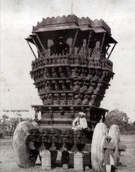 ocjain4's tweet photo. भारतीय स्थापत्य कला/वास्तुकला का अद्भुत नमूना.....

मात्र एक भी गलती से नक्काशी टूट सकती थी 
हाँ, उस समय मशीन भी नहीं थी। क्या सचमुच मशीन नहीं थी या वामपंथी इतिहासकारों ने झूठ बोला? क्या उन्होंने इसलिए झूठ बोला कि हम भारतीय अपनी प्राचीन संस्कृति पर गर्व ना कर सकें ?

भारत का इतिहास ज्यादातर वामपंथी इतिहासकारों ने ही लिखा है, जो आज की हमारी वर्तमान पीढ़ी पढ़ रही है, लेकिन सोशल मीडिया हमारे हाथों में है। अपने इतिहास के अनछुए पहलू हम जन जन तक पहुचाएंगे!

पहियों पर चलने वाला मंदिर (बाणशंकरी, बादामी - कर्नाटक)

भारत की महान स्थापत्य कला का अद्भुत दृश्य।