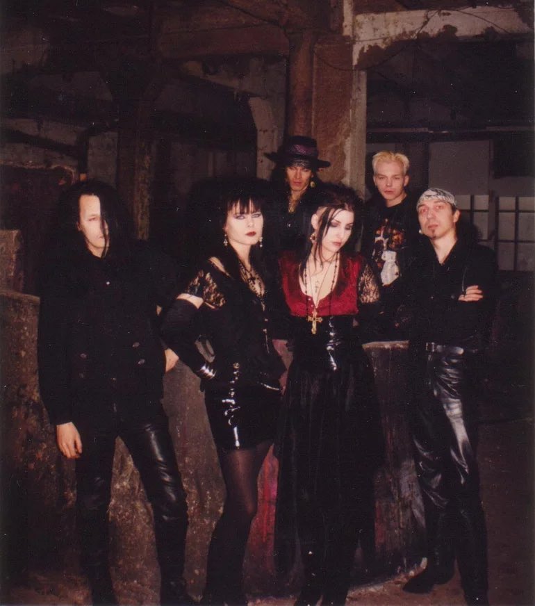 bab0oshk44's tweet photo. Gothic rock in the ’90s. https://t.co/GShvxgufAP