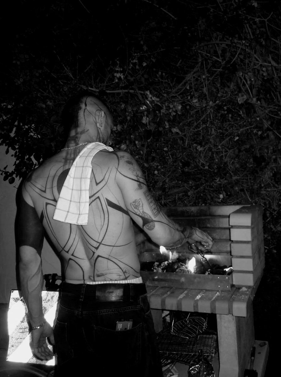 entrelacruz's tweet photo. juega argentina y teníamos que estrenar la parrilla. https://t.co/TJD0o6fvt5