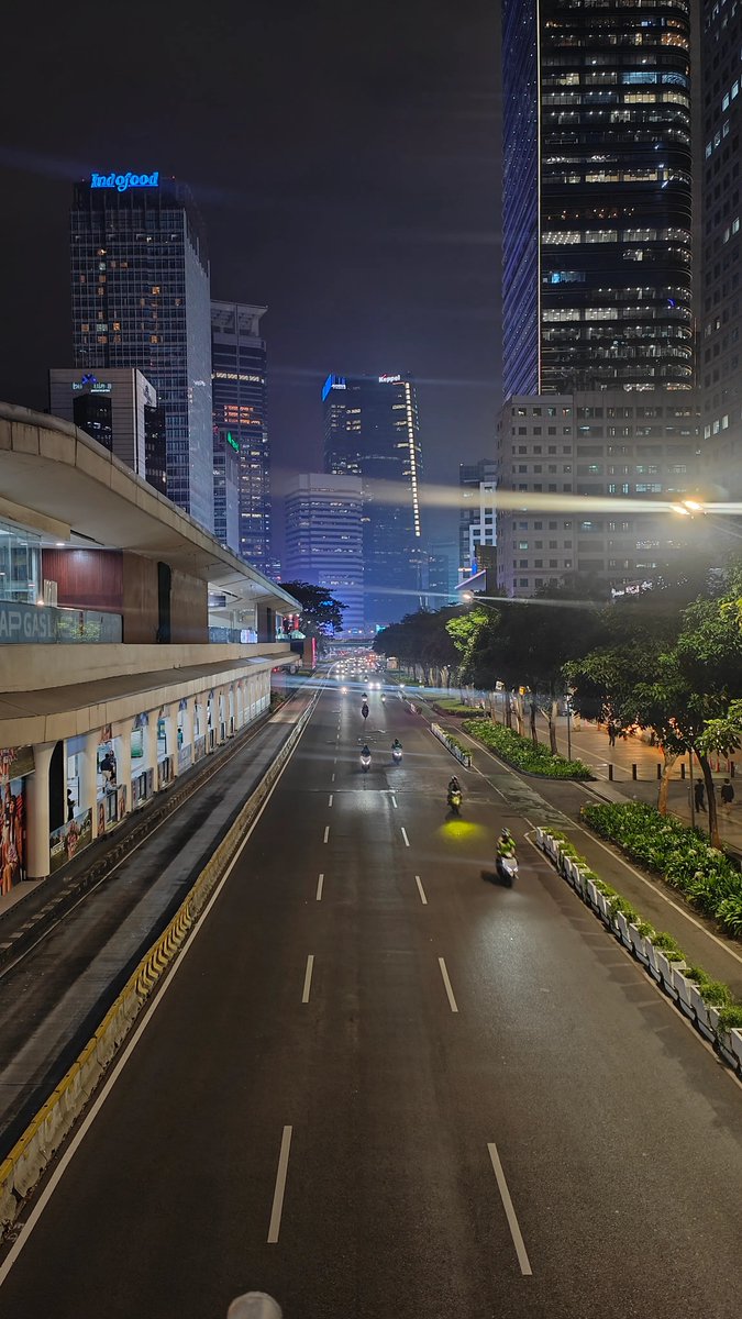 keluhkesahkonoh's tweet photo. Ada yang ngerasa juga nggak?

Belakangan ini Jakarta berasa makin sepi setelah jam 7–8 malam.

Mall sepi, jalanan lebih lengang, banyak usaha juga ngeluh karena pelanggan berkurang. Pedagang pinggir jalan sepi, Grab/Gojek terutama driver individu juga terasa turun, bahkan vendor-vendor pun ikut terdampak.

Akhir bulan dan momen gajian bulan ini juga rasanya beda banget.

Menurut kalian, bisnis atau usaha apa yang masih bisa sustain di tengah kondisi ekonomi kayak sekarang?

Open discussion ya. Soalnya jujur gue lagi mentok banget dan bingung harus ngapain cuma buat survive.