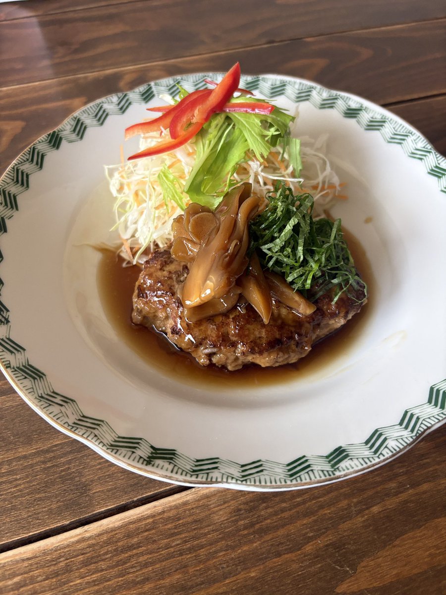 roJi_caFe's tweet photo. 今日からメインメニュー変わります
2ヶ月に一度のお楽しみとうふハンバーグ🎶 
温かい茶碗蒸しも再開です

1日(木) ◎
2日(金) 〇…大きいお席埋まってます
3日(土) ◎
4日(日) △…大きいお席埋まってます
12時混みあってます
5日(月) 〇
6日(火) 〇
ご予約ご来店お待ちしております https://t.co/8iRtXhk1QH