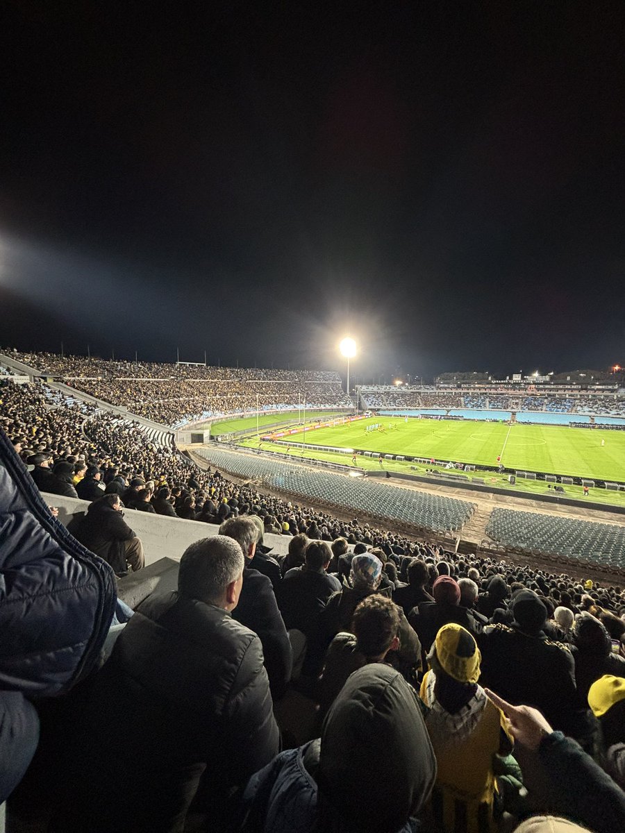 Matifm89's tweet photo. Un equipo pesado; varios + 30 en cancha, sin ritmo, corriendo atrás de la pelota contra un muy buen equipo, y el DT aguantando el empate en el segundo tiempo sin poner la pelota en el área rival. Desolador. La hinchada acompañó y estuvo al firme. El domingo tenemos otra final. https://t.co/sV7jofw33R