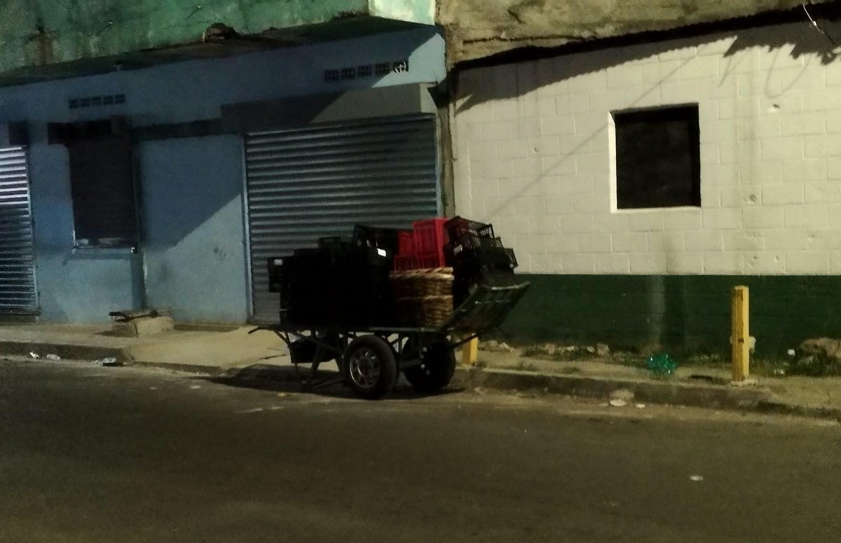 Kikimel5's tweet photo. @alcaldia_ss @marioduran Despues de la rehabilitación, vienen y se adueñan de otras calles, mal acostumbrados a que nadie sanciona. LAS CALLES SON  ESPACIO PÚBLICO. NO SE ADUEÑE DE LAS CALLES. https://t.co/T1Y8bELFR3