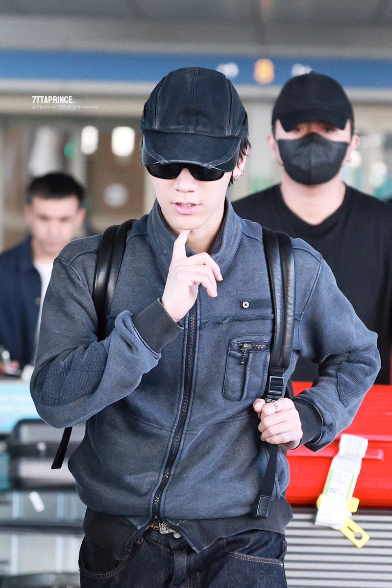7ttaprince_1001's tweet photo. 261001 ICN 도착

#TEN #텐 #เตนล์ #李永钦 #テン https://t.co/HploTYJOQ6