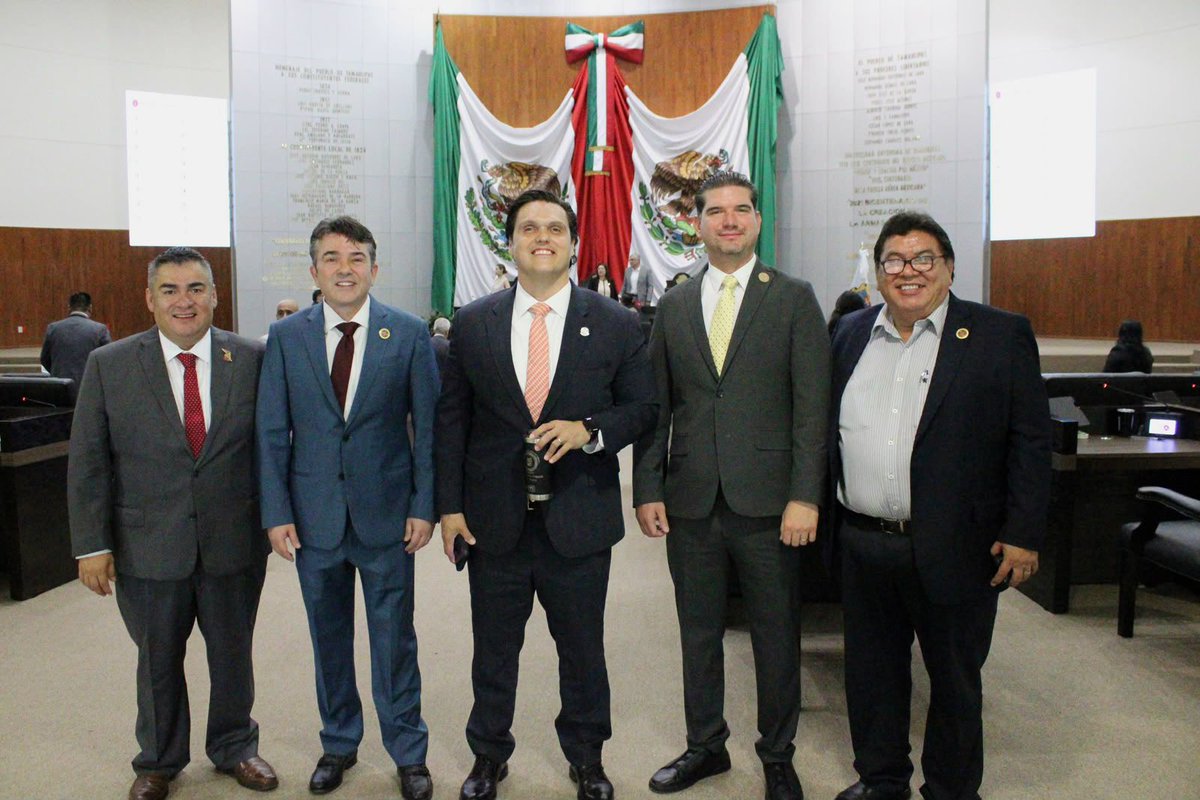 dominguez_migue's tweet photo. Siendo mexicano no necesitas más, y sobre todo en responsabilidades tan grandes: HP 

Tamaulipas es el octavo estado en aprobar la reforma sobre nacionalidad única.

Encabezó Humberto Prieto Herrera, presidente de la Junta de Gobierno del Congreso del Estado, la sesión extraordinaria de este miércoles 30 de septiembre donde se aprobó la minuta de la reforma de nacionalidad única, sumándose Tamaulipas al proceso de aprobación de la reforma, convirtiéndose en el octavo estado del país en avalar la minuta remitida por el Senado de la República.

Durante la Sesión Pública Extraordinaria, el Pleno aprobó las modificaciones a los artículos 82, 116 y 122 de la Constitución Política de los Estados Unidos Mexicanos, relacionadas con los requisitos de nacionalidad para quienes aspiren a ocupar la Presidencia de la República, las gubernaturas y la Jefatura de Gobierno de la Ciudad de México.

Al fijar su postura sobre la reforma, el presidente de la Junta de Gobierno señaló que quienes aspiren a ocupar cargos de esta relevancia deben tener una definición clara respecto a su nacionalidad.

“Siendo mexicano no necesitas más, y sobre todo en unas responsabilidades tan grandes como ser gobernador y presidente de la República de México”, expresó Prieto Herrera.

La reforma establece que quienes busquen estos cargos deberán ser ciudadanos mexicanos por nacimiento y no contar con otra nacionalidad, o renunciar a ella antes del registro de la candidatura ante la autoridad electoral competente.

De esta manera es como el presidente de la JuGOB en el Congreso de Tamaulipas, Humberto Prieto Herrera, refrenda su compromiso con la transformación trabajando de la mano con la Presidenta de México, Claudia Sheinbaum Pardo.