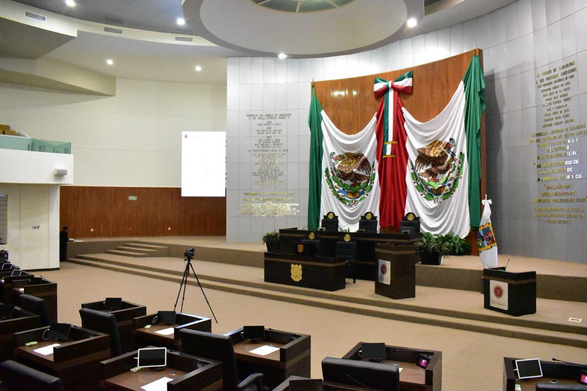 dominguez_migue's tweet photo. Siendo mexicano no necesitas más, y sobre todo en responsabilidades tan grandes: HP 

Tamaulipas es el octavo estado en aprobar la reforma sobre nacionalidad única.

Encabezó Humberto Prieto Herrera, presidente de la Junta de Gobierno del Congreso del Estado, la sesión extraordinaria de este miércoles 30 de septiembre donde se aprobó la minuta de la reforma de nacionalidad única, sumándose Tamaulipas al proceso de aprobación de la reforma, convirtiéndose en el octavo estado del país en avalar la minuta remitida por el Senado de la República.

Durante la Sesión Pública Extraordinaria, el Pleno aprobó las modificaciones a los artículos 82, 116 y 122 de la Constitución Política de los Estados Unidos Mexicanos, relacionadas con los requisitos de nacionalidad para quienes aspiren a ocupar la Presidencia de la República, las gubernaturas y la Jefatura de Gobierno de la Ciudad de México.

Al fijar su postura sobre la reforma, el presidente de la Junta de Gobierno señaló que quienes aspiren a ocupar cargos de esta relevancia deben tener una definición clara respecto a su nacionalidad.

“Siendo mexicano no necesitas más, y sobre todo en unas responsabilidades tan grandes como ser gobernador y presidente de la República de México”, expresó Prieto Herrera.

La reforma establece que quienes busquen estos cargos deberán ser ciudadanos mexicanos por nacimiento y no contar con otra nacionalidad, o renunciar a ella antes del registro de la candidatura ante la autoridad electoral competente.

De esta manera es como el presidente de la JuGOB en el Congreso de Tamaulipas, Humberto Prieto Herrera, refrenda su compromiso con la transformación trabajando de la mano con la Presidenta de México, Claudia Sheinbaum Pardo.