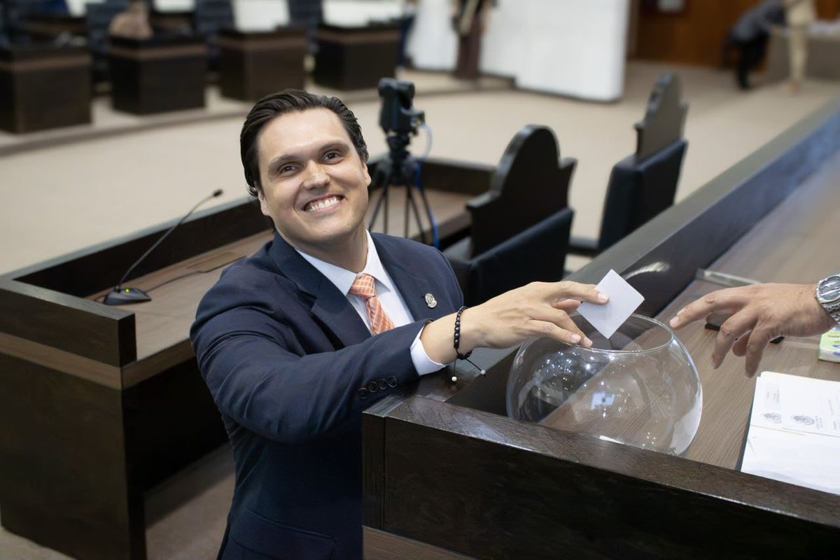 dominguez_migue's tweet photo. Siendo mexicano no necesitas más, y sobre todo en responsabilidades tan grandes: HP 

Tamaulipas es el octavo estado en aprobar la reforma sobre nacionalidad única.

Encabezó Humberto Prieto Herrera, presidente de la Junta de Gobierno del Congreso del Estado, la sesión extraordinaria de este miércoles 30 de septiembre donde se aprobó la minuta de la reforma de nacionalidad única, sumándose Tamaulipas al proceso de aprobación de la reforma, convirtiéndose en el octavo estado del país en avalar la minuta remitida por el Senado de la República.

Durante la Sesión Pública Extraordinaria, el Pleno aprobó las modificaciones a los artículos 82, 116 y 122 de la Constitución Política de los Estados Unidos Mexicanos, relacionadas con los requisitos de nacionalidad para quienes aspiren a ocupar la Presidencia de la República, las gubernaturas y la Jefatura de Gobierno de la Ciudad de México.

Al fijar su postura sobre la reforma, el presidente de la Junta de Gobierno señaló que quienes aspiren a ocupar cargos de esta relevancia deben tener una definición clara respecto a su nacionalidad.

“Siendo mexicano no necesitas más, y sobre todo en unas responsabilidades tan grandes como ser gobernador y presidente de la República de México”, expresó Prieto Herrera.

La reforma establece que quienes busquen estos cargos deberán ser ciudadanos mexicanos por nacimiento y no contar con otra nacionalidad, o renunciar a ella antes del registro de la candidatura ante la autoridad electoral competente.

De esta manera es como el presidente de la JuGOB en el Congreso de Tamaulipas, Humberto Prieto Herrera, refrenda su compromiso con la transformación trabajando de la mano con la Presidenta de México, Claudia Sheinbaum Pardo.