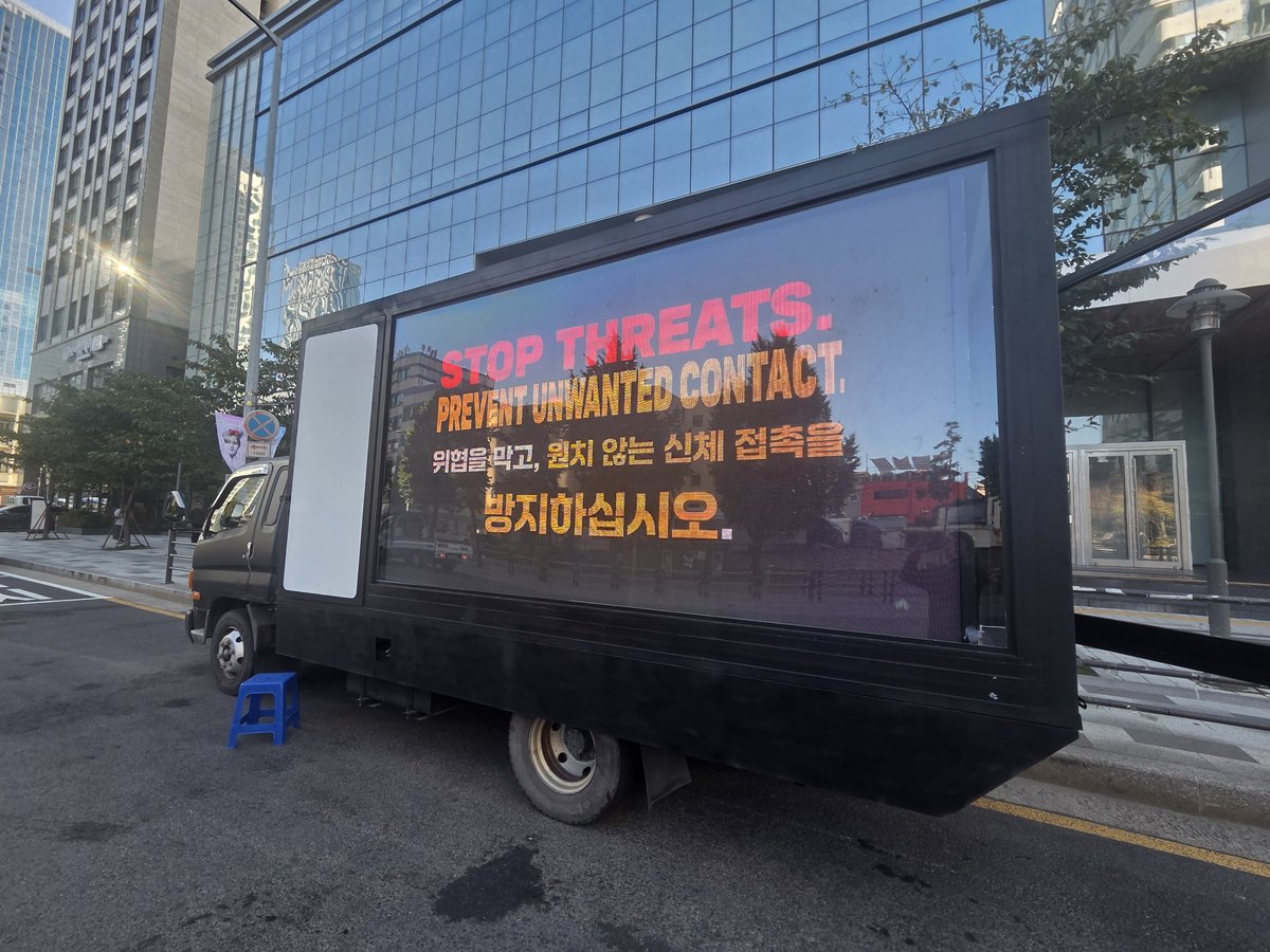 Tae_Singapore's tweet photo. DAY 2 — LED TRUCK: PROTECT TAEHYUNG 

Taehyung’s safety must come first. As our LED truck campaign continues in Seoul, we continue calling on BIGHIT MUSIC & HYBE to take immediate action against the threats directed at Kim Taehyung.

Our voices will not fade. We will keep speaking until Taehyung is protected.

KEEP SPEAKING. KEEP DEMANDING ACTION.

WE DEMAND HYBE/BIGHIT TAKE THESE THREATS SERIOUSLY!

@HYBEOFFICIALtwt @bts_bighit 

PROTECT TAEHYUNG 
PROTECT YOUR ARTIST
BIGHIT AND HYBE TAKE ACTION
#ProtectTaehyung #ProtectYourArtist