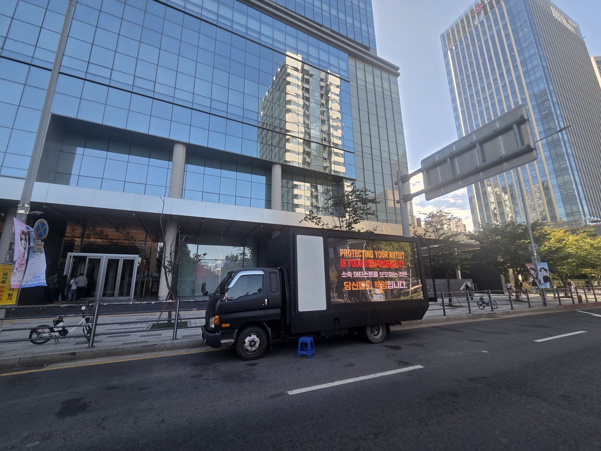 Tae_Singapore's tweet photo. DAY 2 — LED TRUCK: PROTECT TAEHYUNG 

Taehyung’s safety must come first. As our LED truck campaign continues in Seoul, we continue calling on BIGHIT MUSIC & HYBE to take immediate action against the threats directed at Kim Taehyung.

Our voices will not fade. We will keep speaking until Taehyung is protected.

KEEP SPEAKING. KEEP DEMANDING ACTION.

WE DEMAND HYBE/BIGHIT TAKE THESE THREATS SERIOUSLY!

@HYBEOFFICIALtwt @bts_bighit 

PROTECT TAEHYUNG 
PROTECT YOUR ARTIST
BIGHIT AND HYBE TAKE ACTION
#ProtectTaehyung #ProtectYourArtist