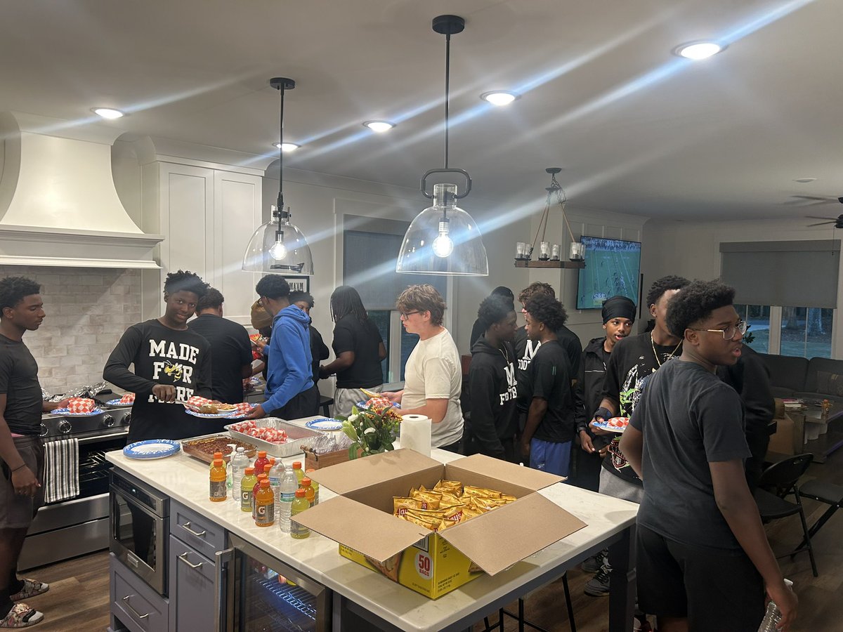 KairosHolmes's tweet photo. Freshman group showed up. Fun hanging out with these guys. #JacketNation https://t.co/QxdUxRn3t1