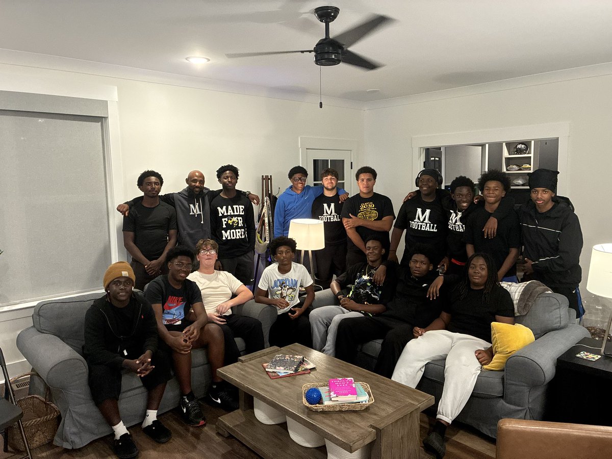 KairosHolmes's tweet photo. Freshman group showed up. Fun hanging out with these guys. #JacketNation https://t.co/QxdUxRn3t1