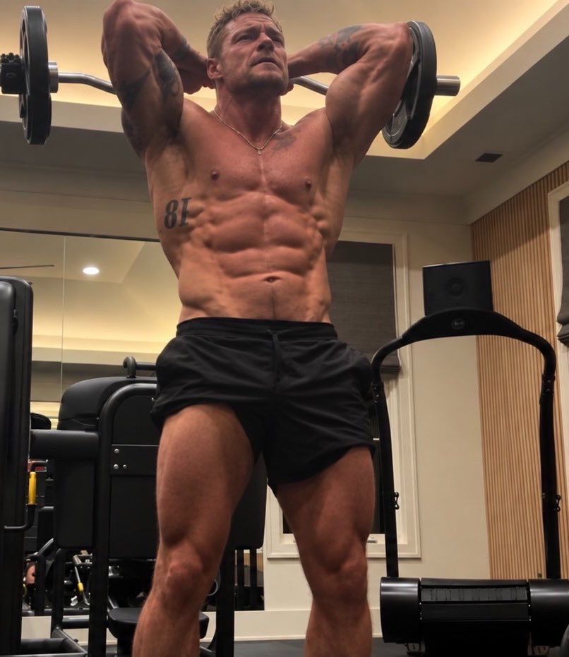 CharmTheMasses's tweet photo. Gym stud. https://t.co/Hb6DbfwyEl