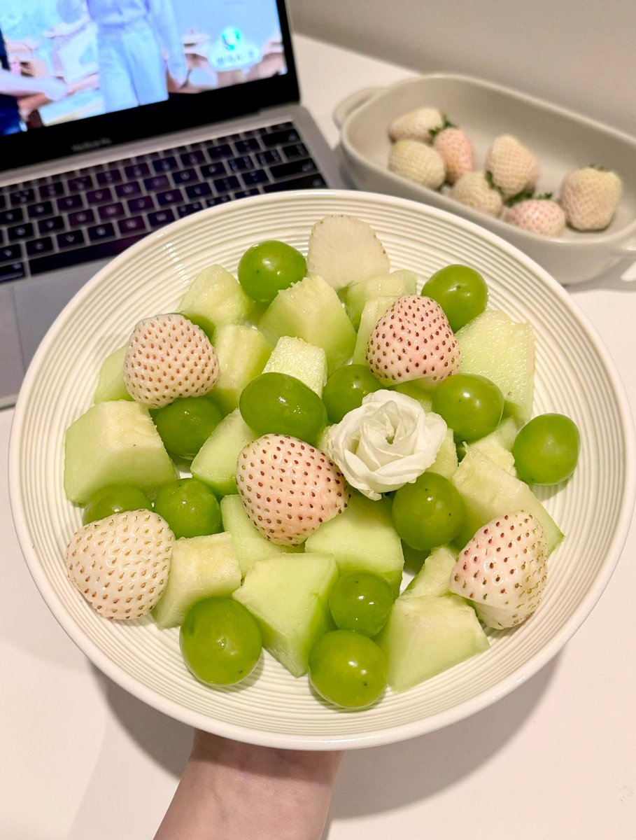 stanle2005's tweet photo. [In the warm afternoon, hold a small spoon to press the juicy fruit, the joyful atmosphere is just like a wonderful comedy that makes people laugh happily!] https://t.co/K6Jf4Cyry1