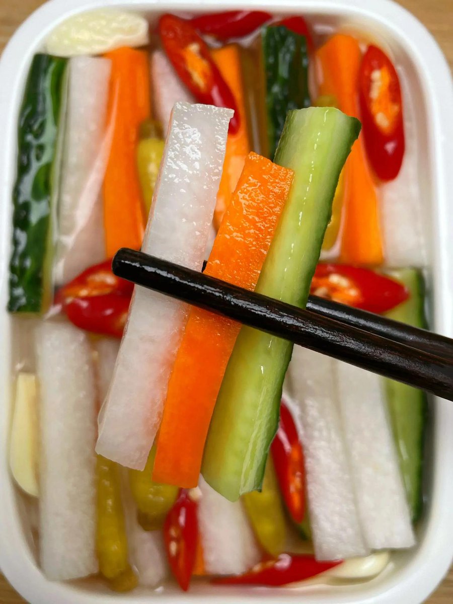 wayne_379's tweet photo. [I have got chili, pickles, spicy sauce, and pickled cabbage, perfect for a quick and tasty snack!]， https://t.co/YpBRbvdjdH