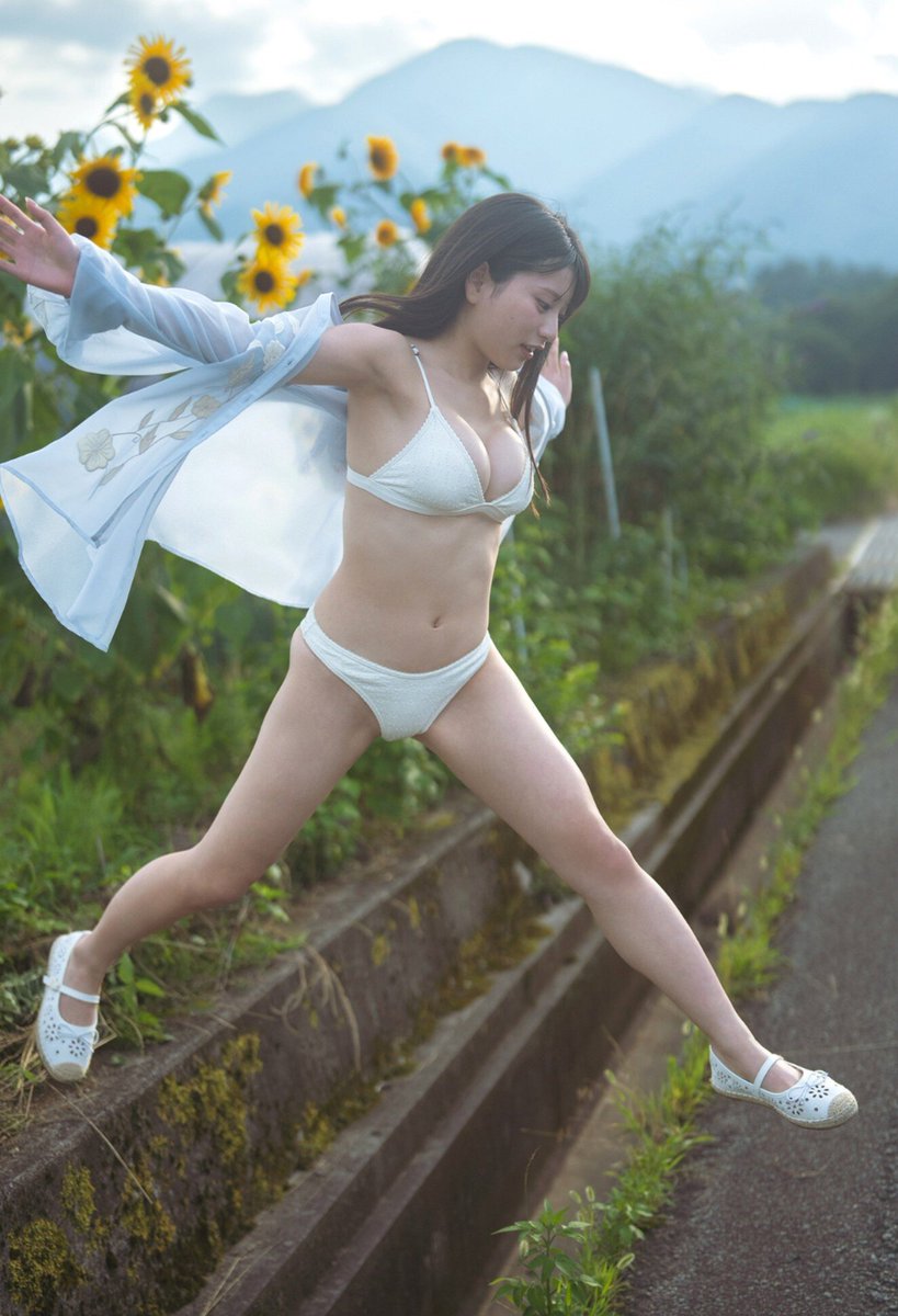 trait_1205's tweet photo. 【速報】姫野ひなのさん、歩幅の広さで全男性を魅了してしまう

(1/2) https://t.co/RnfoAFaLEZ