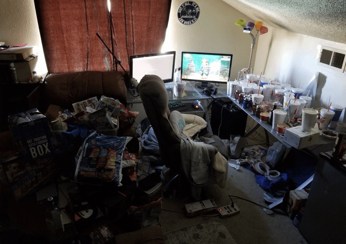 danncasss's tweet photo. @bloomjpg Gang talking about filthy when his room looks like this https://t.co/DDwFPEadmV