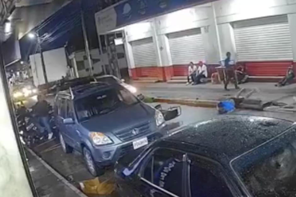 Motorista cae varios metros tras colisionar contra mototaxi (video)
