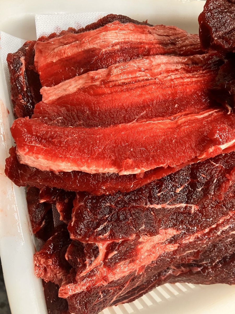 Osashimi0705's tweet photo. ミンク鯨・根室釧路沖・刺身用
500g   3000円税
生食用牡蠣2k2000円税
どっさり・普通に美味しいですね🉐 https://t.co/ojLrl0l2No