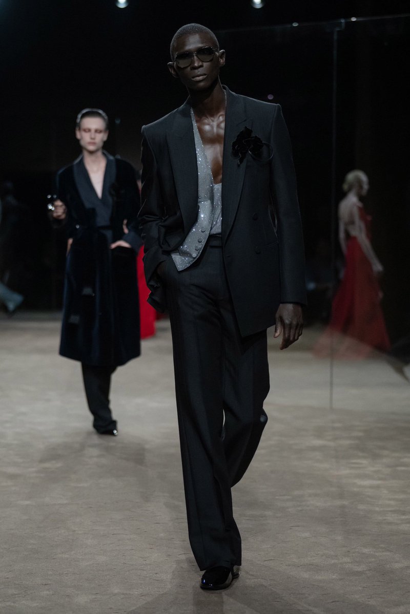 bbyblumarines's tweet photo. need a ackermann to anderson crossover because as the new tom ford ss27 debuts today the sleek cut of the jacket &amp; the rich leather just makes me think of brett anderson and how he needs to be put in ford again... he looked so good https://t.co/rpmnwQy7Ir