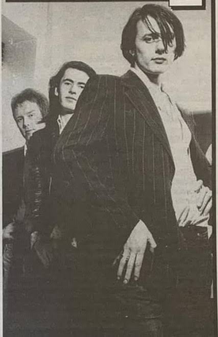 bbyblumarines's tweet photo. r.i.p 90s brett you would've loved the subtle pin-striped suit of tom ford ss27 (what's funny is that 90s brett would've probably worn the look without a complete undershirt almost as the model *appears to be lmao)

*i know there is an undershirt shhh https://t.co/08iyiLaA5a