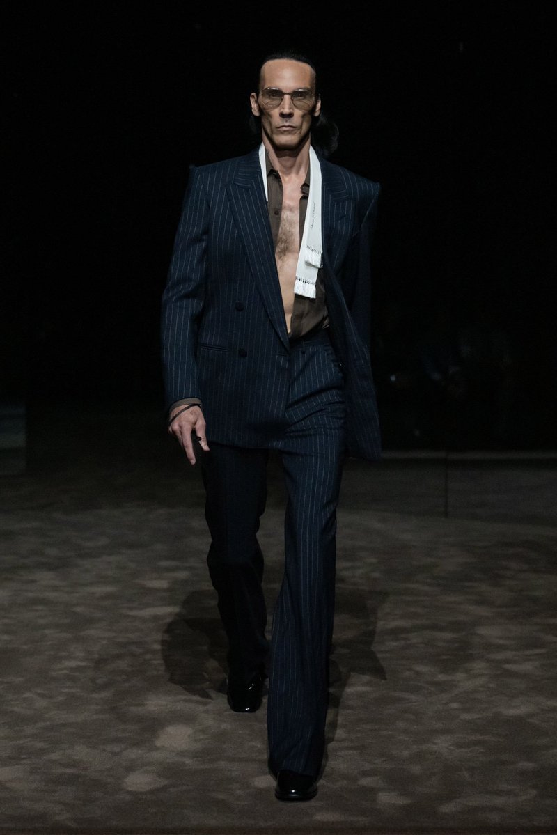 bbyblumarines's tweet photo. r.i.p 90s brett you would've loved the subtle pin-striped suit of tom ford ss27 (what's funny is that 90s brett would've probably worn the look without a complete undershirt almost as the model *appears to be lmao)

*i know there is an undershirt shhh https://t.co/08iyiLaA5a
