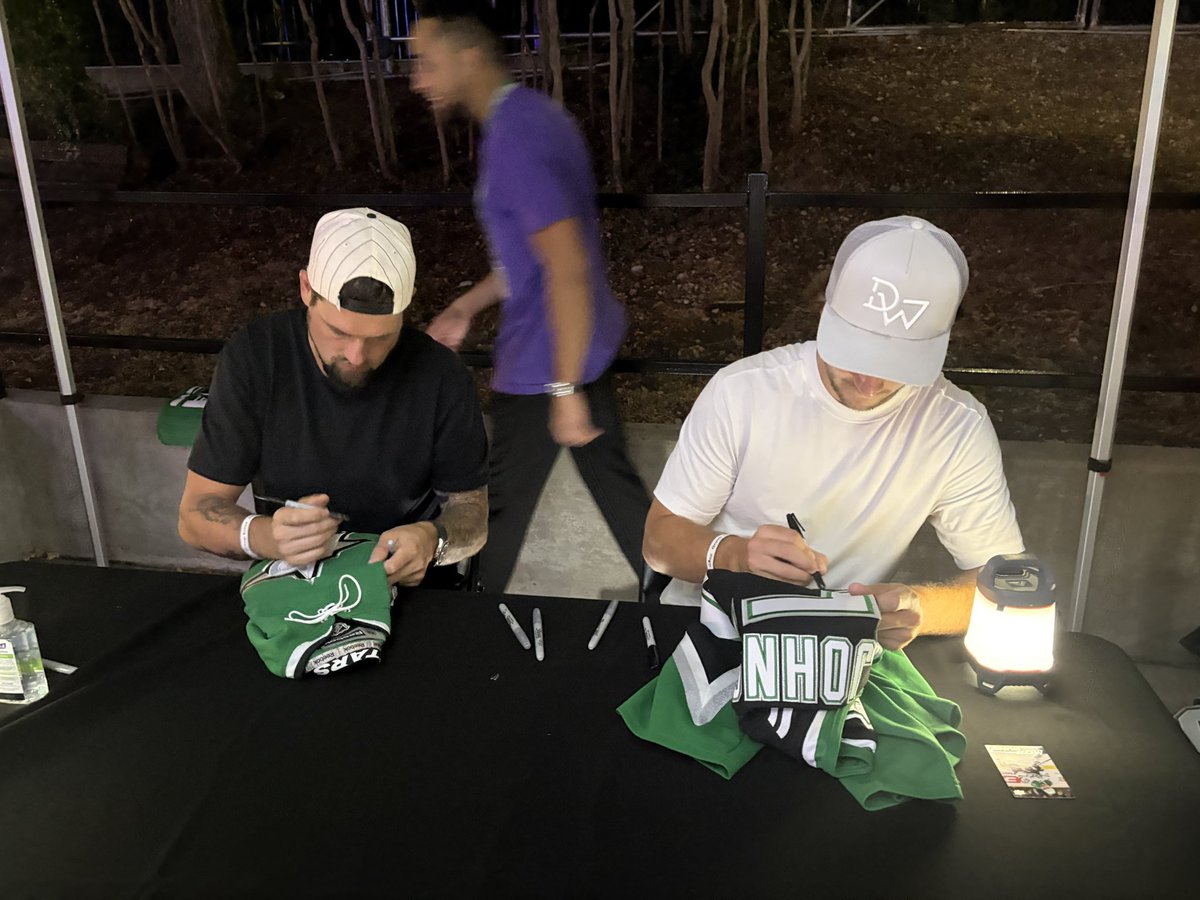 lclsportsluvver's tweet photo. The only jersey that I didn’t have autographed, UNTIL NOW!! Thank you, Wyatt! #LFG #Johnny #Retro99s #SixFlagsNight #TexasHockey #VCM https://t.co/W24qK0yHH1
