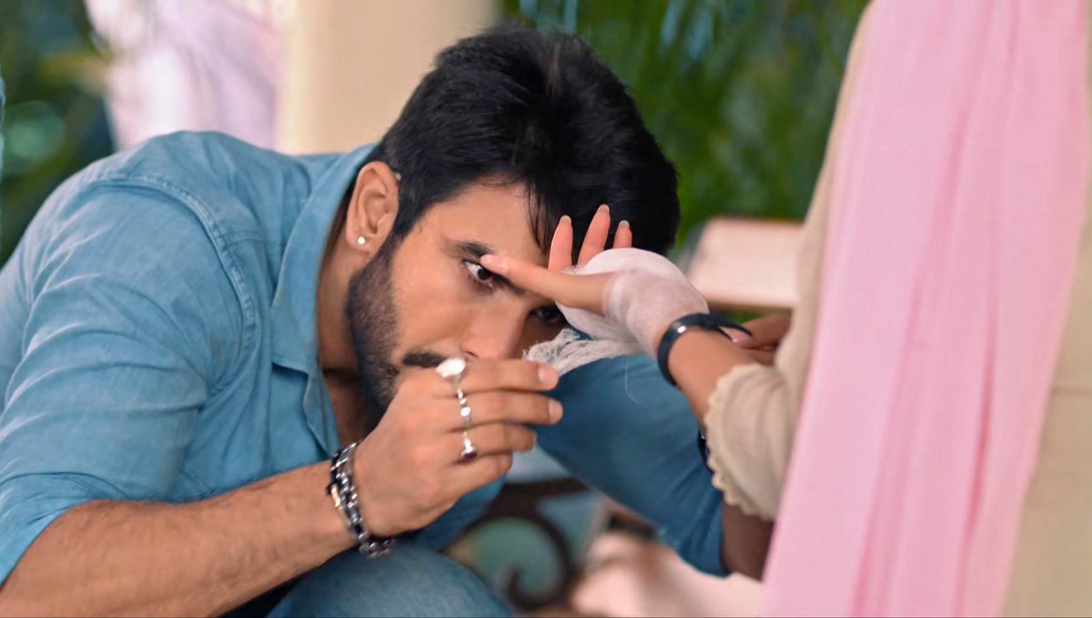 Jyotsanaa_'s tweet photo. Pretty little baby. 🥹😭

He is so pyaara, he is looking, so cute and innocent here. 🫠❤️

Jeet/ishh, keep your beard trimmed, FGS. 😭🤌🏻

#Yehfitoortera #ishhandhawan https://t.co/JE1iXQcOgD