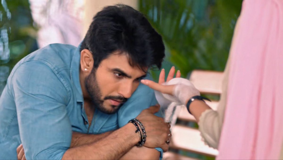 Jyotsanaa_'s tweet photo. Pretty little baby. 🥹😭

He is so pyaara, he is looking, so cute and innocent here. 🫠❤️

Jeet/ishh, keep your beard trimmed, FGS. 😭🤌🏻

#Yehfitoortera #ishhandhawan https://t.co/JE1iXQcOgD