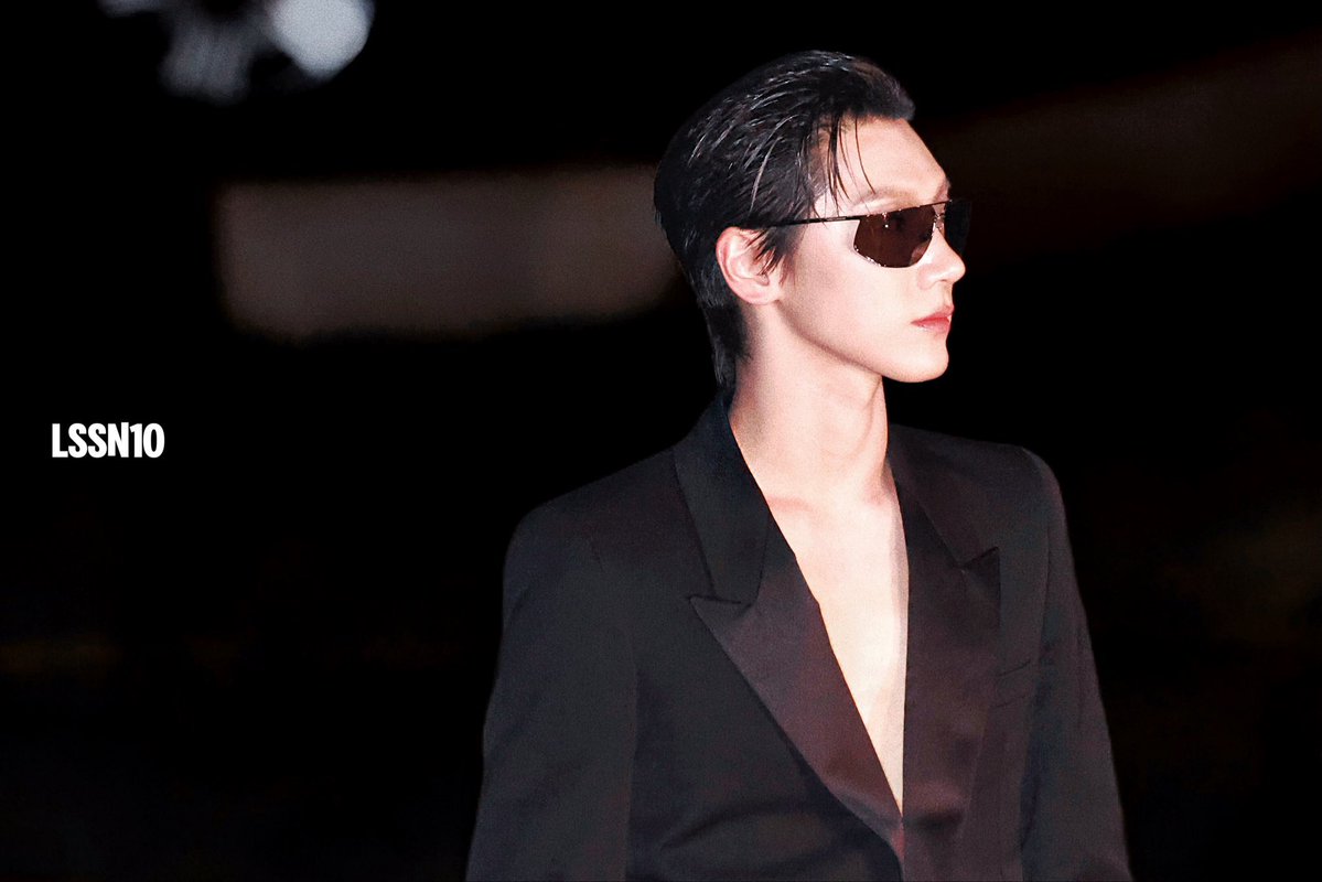 zhaolee1001's tweet photo. นายน้อยเตนล์ ตอนพบสมาคมมาเฟียที่ปารีส

 #TENforYSLPFW27 #Saintlaurentxten #TEN AT SAINT LAURENT SUMMER27 https://t.co/HmXwb54L2D