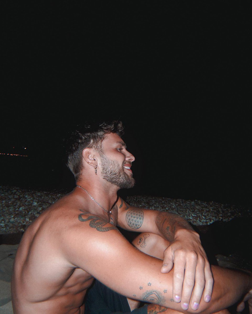 cksreid's tweet photo. um homem moreno tomando sol https://t.co/wE9vPjHzms