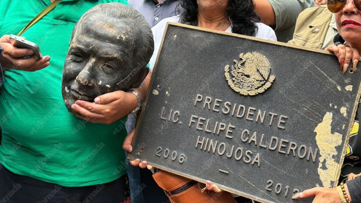 mcolinmx's tweet photo. La historia pone a cada quien en su lugar #AMLOPresidente por un lado presentando un nuevo libro y hablándole a su pueblo y por el otro el espurio se presenta y enardece al mismo pueblo y provoca su dec@pitacion,”simbólica”.#NoSomosLoMismo https://t.co/PFlScyM1Tw