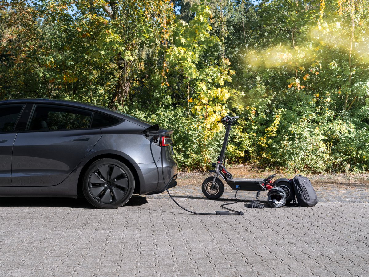 tesla_korea's tweet photo. 2026년 10월부터 인도되는 Model 3 & Model Y에 V2L 기능이 탑재됩니다.
자세한 사항은 가까운 Tesla 스토어에서 확인하실 수 있습니다.

*V2L(Vehicle to Load): 전기차의 고전압 배터리에 저장된 전력을 외부로 끌어다 쓸 수 있는 양방향 충전 기술
*이미지 속 V2L 제품 및 차량은 해외 판매용 모델로 촬영되었습니다. 국내 판매 제품과 형태 및 디자인이 다를 수 있으며, 정확한 국내 제품 정보는 Tesla Shop(Tesla Outlet 어댑터) 및 Tesla 스토어에서 확인하시기 바랍니다.

Tesla 주문하기
https://t.co/QeZFW3Q3uJ