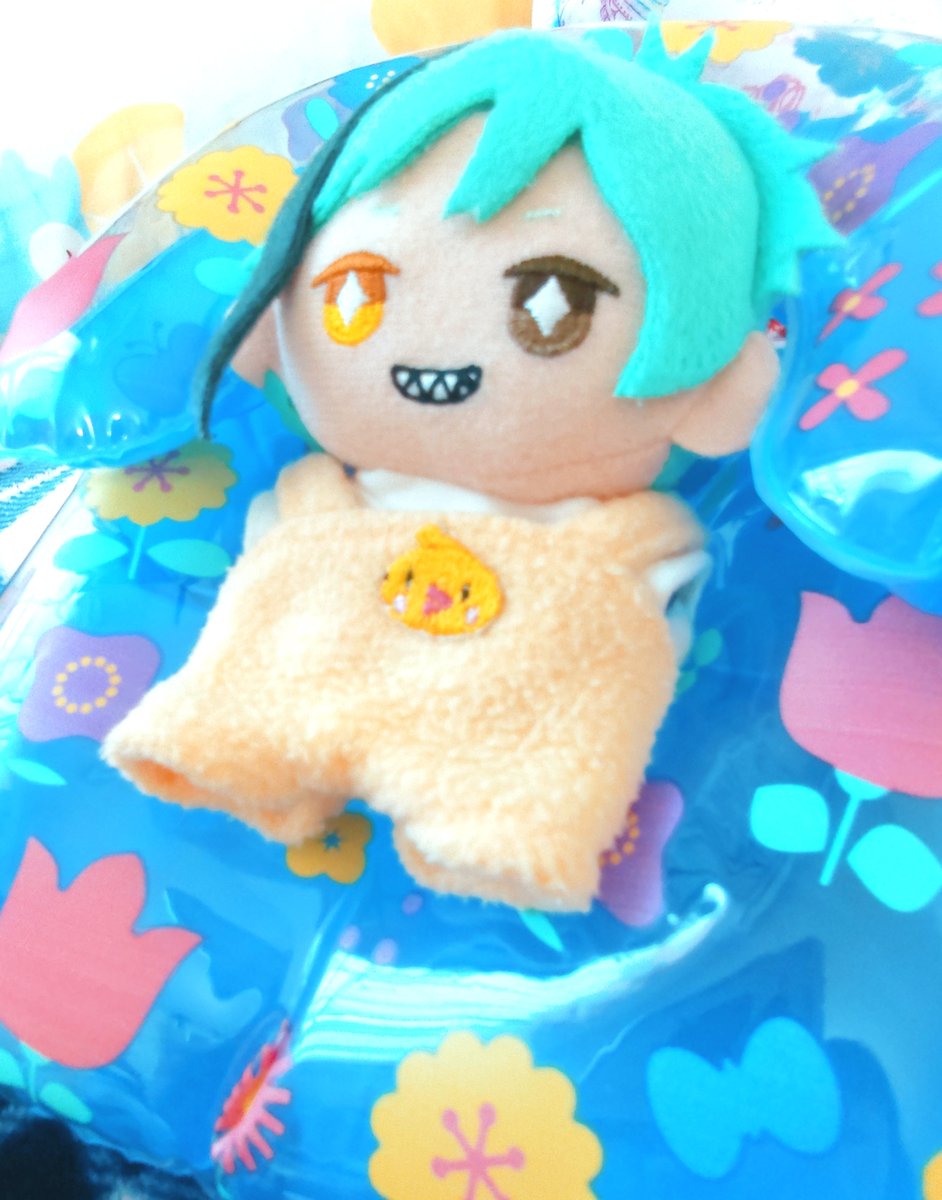 maronui_twst's tweet photo. これはメッシュの寝癖に気づいてないけど早起きして寛いでたフロぬいちゃん🦈🌀

#twstぬい撮り部
#ぬいと暮らす365日 https://t.co/ZCLE5ORRkc