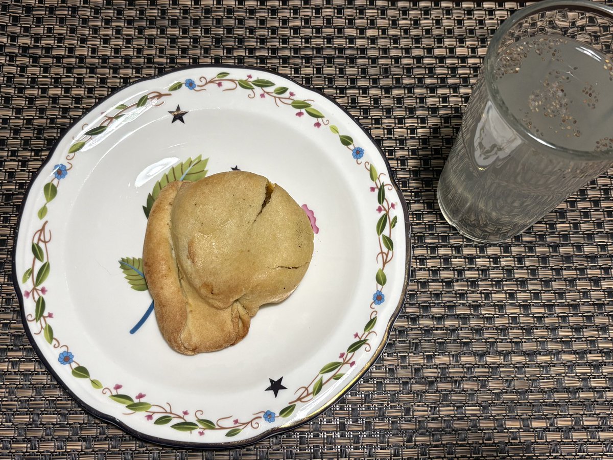mificit's tweet photo. empanada de carne y agua con chía y limón >.< https://t.co/dRbQho0Xc8