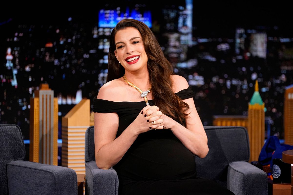 ahathawayfiles's tweet photo. Anne Hathaway on The Tonight Show Starring Jimmy Fallon to promote 'Verity'. https://t.co/IwA11vUHoc