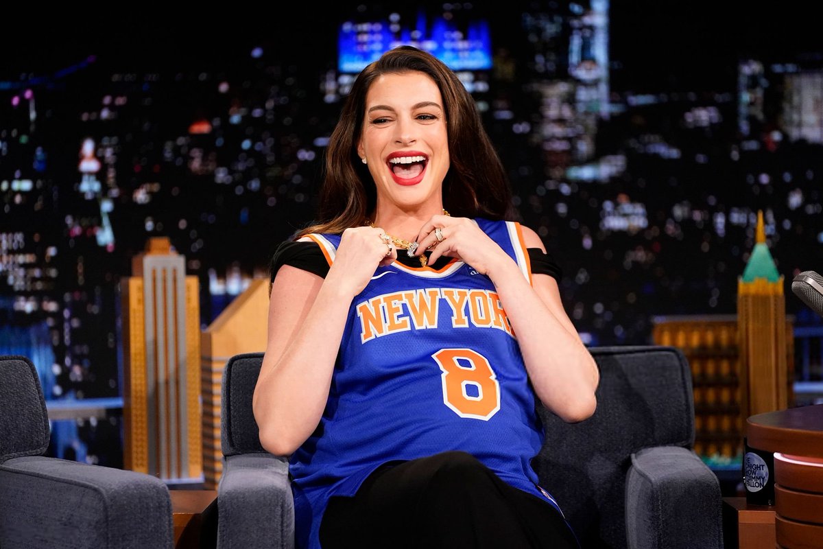 ahathawayfiles's tweet photo. Anne Hathaway on The Tonight Show Starring Jimmy Fallon to promote 'Verity'. https://t.co/IwA11vUHoc