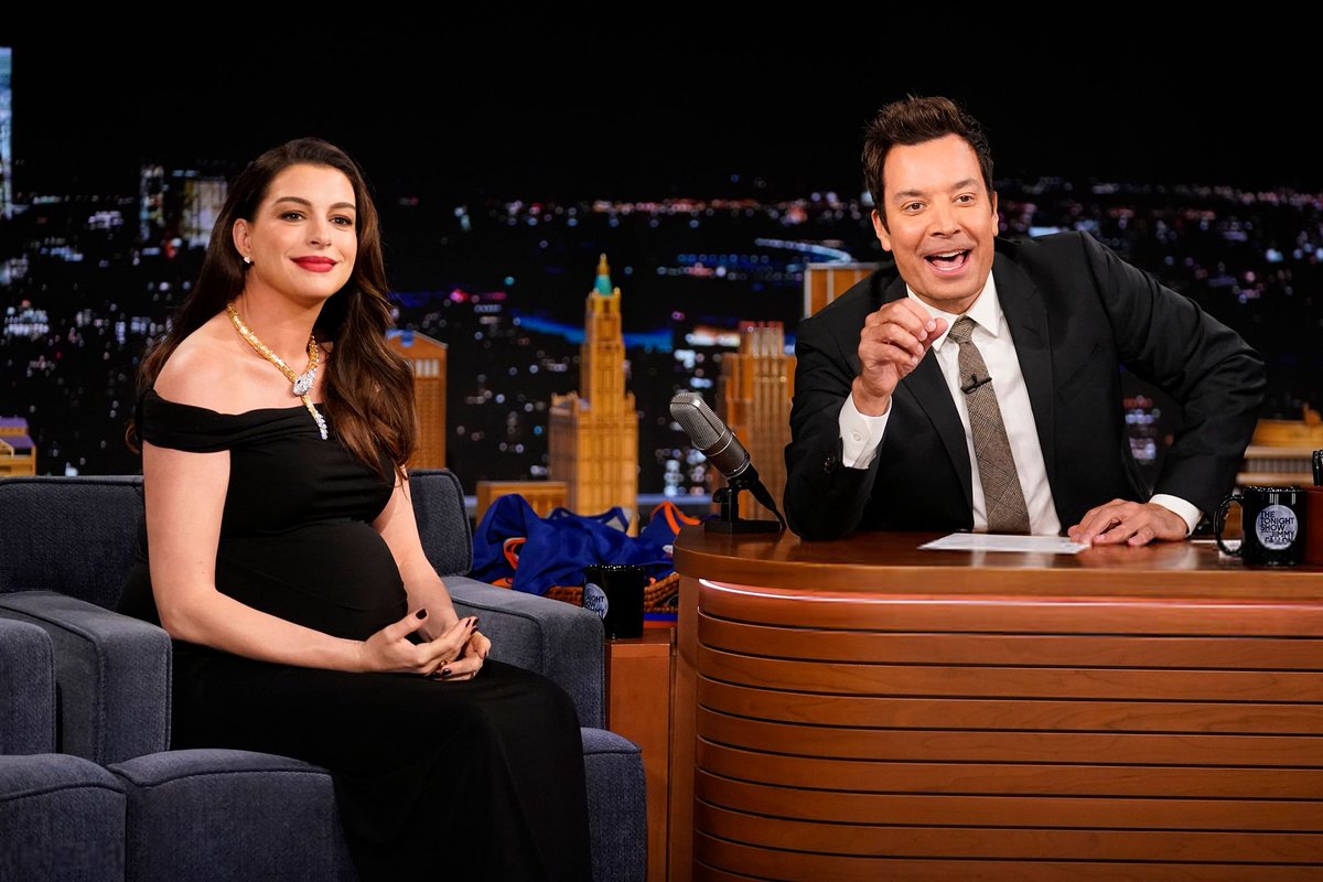 ahathawayfiles's tweet photo. Anne Hathaway on The Tonight Show Starring Jimmy Fallon to promote 'Verity'. https://t.co/IwA11vUHoc
