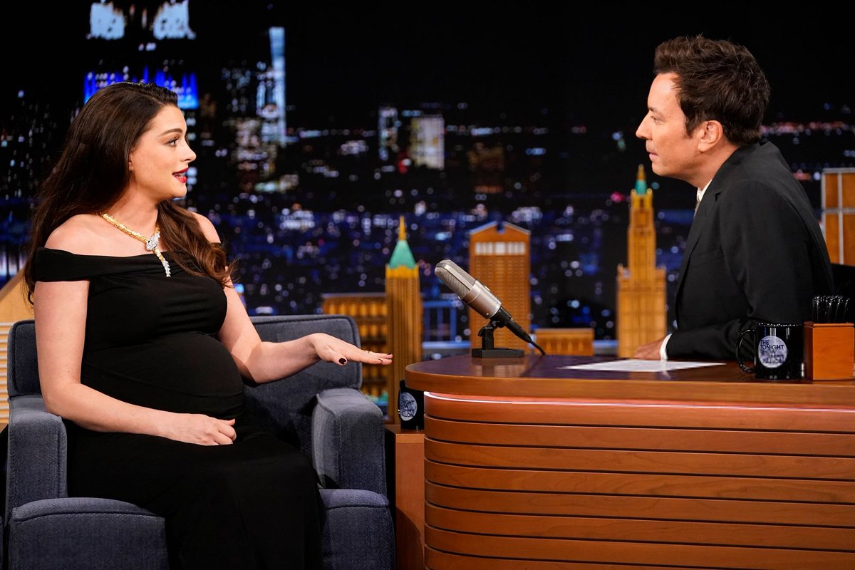 ahathawayfiles's tweet photo. Anne Hathaway on The Tonight Show Starring Jimmy Fallon to promote 'Verity'. https://t.co/IwA11vUHoc