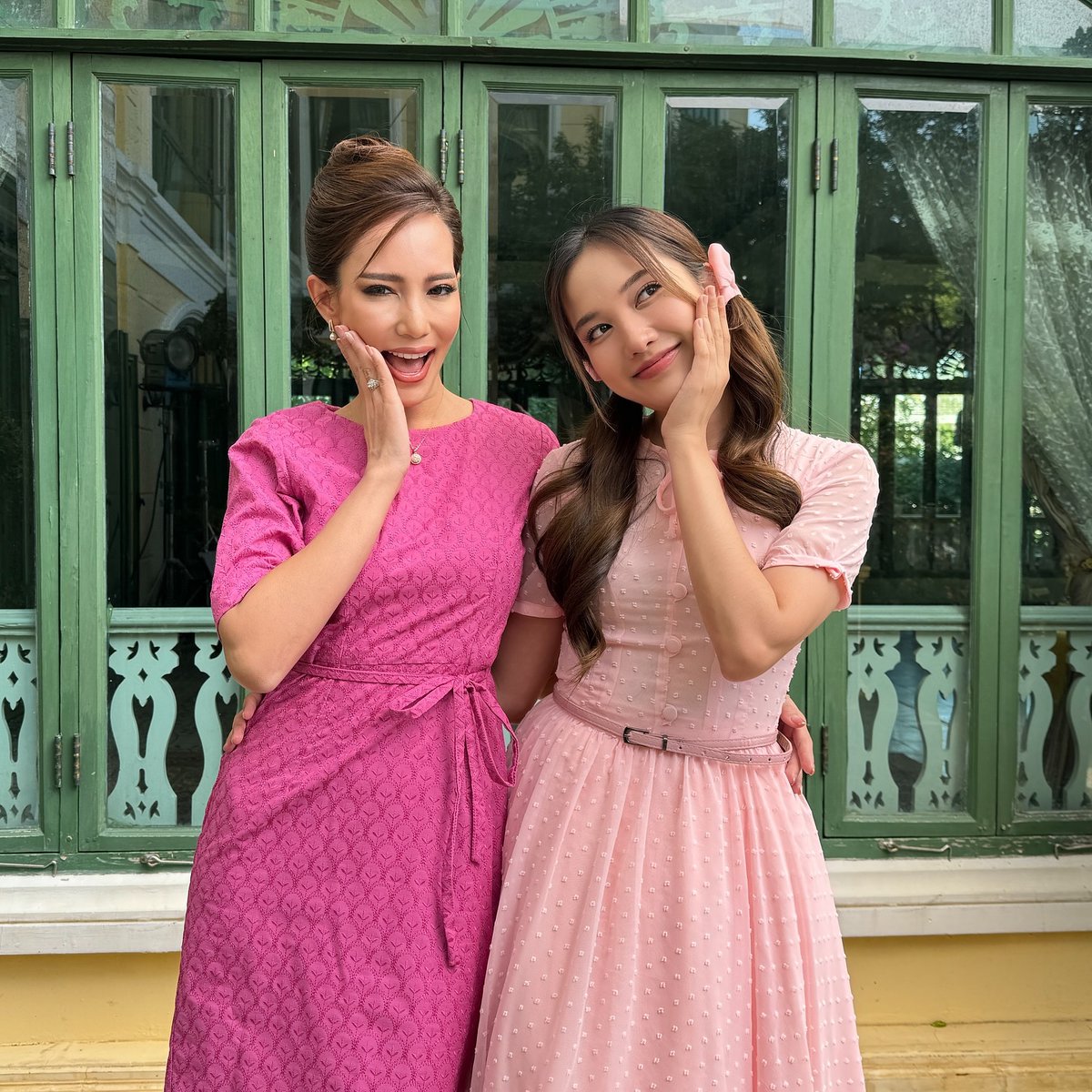 girlsloveinfo's tweet photo. #CharmOsathanond says she's fully open to starring in a GL series! 🩷

After #TheLoyalPin and #4ElementsGL: The Fire, the actress says she'd be ready to take on a full GL role, while keeping possible projects under wraps.

🔗 https://t.co/Ah8qTxpSoi

#GirlsLove https://t.co/zkHf4iLuOe