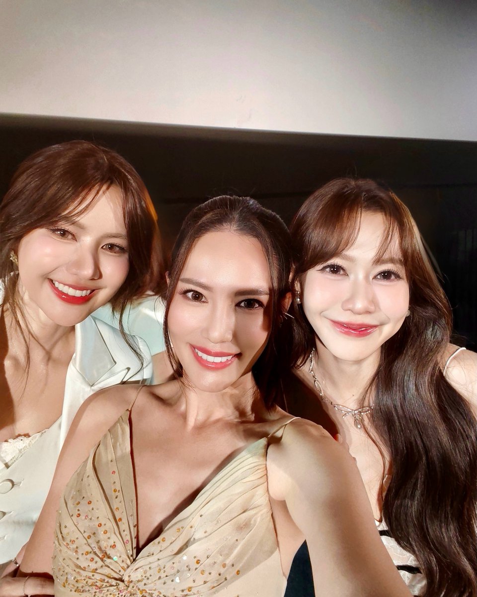 girlsloveinfo's tweet photo. #CharmOsathanond says she's fully open to starring in a GL series! 🩷

After #TheLoyalPin and #4ElementsGL: The Fire, the actress says she'd be ready to take on a full GL role, while keeping possible projects under wraps.

🔗 https://t.co/Ah8qTxpSoi

#GirlsLove https://t.co/zkHf4iLuOe