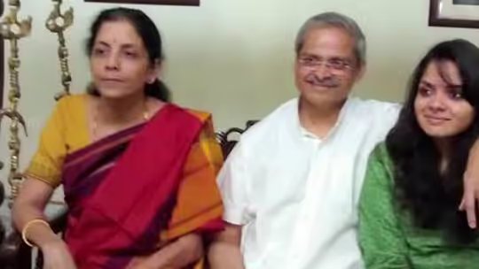 SnarcissistO's tweet photo. To all my North Indian frnz, 

How many of you know that the man relentlessly voicing concerns over the malpractices of the 2024 elections a dedicated truth seeker and champion of democracy is  actually Union Finance Minister Nirmala Sitharaman’s husband, Shri Parakal Prabhakar? https://t.co/z3XOyR1gc6