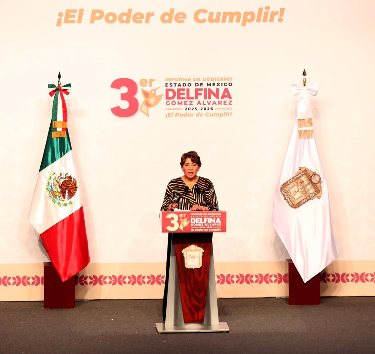 SecOscarFlores's tweet photo. El mensaje de nuestra Gobernadora, Mtra. @delfinagomeza, es claro: en el @Edomex, el poder público tiene una responsabilidad irrenunciable, servir al pueblo y transformar las condiciones de vida de las familias.
En el marco de la entrega de su Tercer Informe de Gobierno, refrendó que este proyecto de transformación no se detiene. Los avances alcanzados son resultado de una forma distinta de gobernar: con honestidad, cercanía y responsabilidad, poniendo siempre a las personas en el centro de las decisiones.
A tres años, en el Estado de México seguimos entregando resultados que hablan por sí mismos, pero también enfrentamos desafíos que nos exigen redoblar esfuerzos. Porque gobernar significa no conformarse, reconocer lo que falta y seguir trabajando hasta que el bienestar llegue a cada comunidad.
Con la conducción de nuestra Gobernadora, en el #EdoMéx el poder público tiene un propósito: cumplir, transformar y servir.
#InformeDelfina #InformeEdoMéx #ElPoderDeCumplir