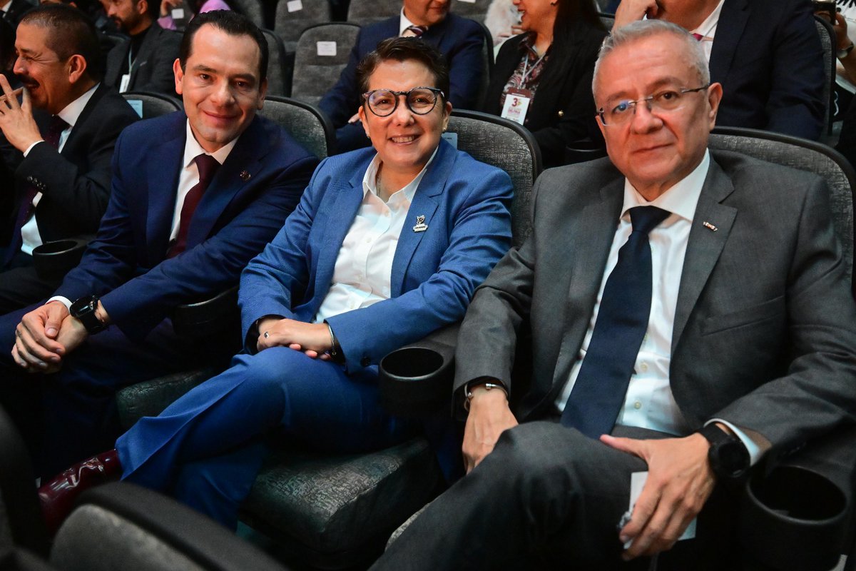 SecOscarFlores's tweet photo. El mensaje de nuestra Gobernadora, Mtra. @delfinagomeza, es claro: en el @Edomex, el poder público tiene una responsabilidad irrenunciable, servir al pueblo y transformar las condiciones de vida de las familias.
En el marco de la entrega de su Tercer Informe de Gobierno, refrendó que este proyecto de transformación no se detiene. Los avances alcanzados son resultado de una forma distinta de gobernar: con honestidad, cercanía y responsabilidad, poniendo siempre a las personas en el centro de las decisiones.
A tres años, en el Estado de México seguimos entregando resultados que hablan por sí mismos, pero también enfrentamos desafíos que nos exigen redoblar esfuerzos. Porque gobernar significa no conformarse, reconocer lo que falta y seguir trabajando hasta que el bienestar llegue a cada comunidad.
Con la conducción de nuestra Gobernadora, en el #EdoMéx el poder público tiene un propósito: cumplir, transformar y servir.
#InformeDelfina #InformeEdoMéx #ElPoderDeCumplir