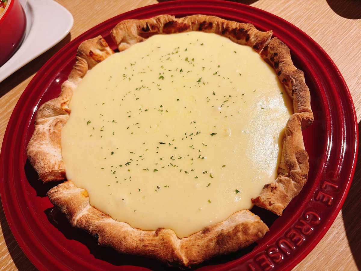 smms1108's tweet photo. 昨晩は謎のピザ食べたけど微妙過ぎて笑った🤣
用事で激疲れたからゲームも出来んかったし…今日の仕事早く終わったら絶対やる！！！ https://t.co/ZQEr1GA3Z1