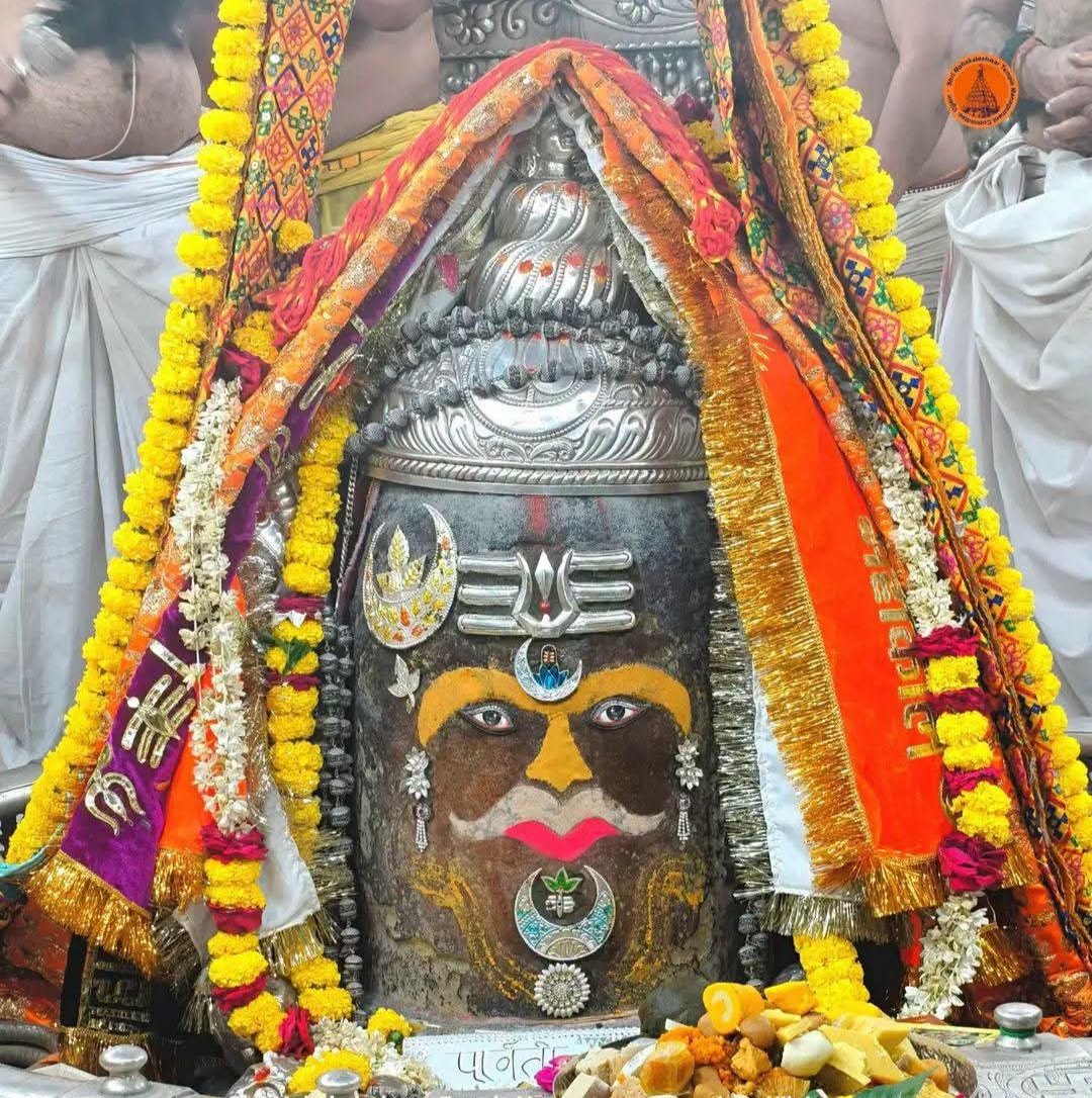 cwsvg's tweet photo. आज #श्री #महाकालेश्वर #ज्योतिर्लिंग #भस्म_आरती #श्रृंगार #दर्शन | #उज्जैन 🔱💥 #२०८३_विक्रम_सम्वत् #आश्विन #कृष्णपक्ष #पंचमी #01Oct2026 #गुरुवार #Thursday https://t.co/Y2U3vAl3V0