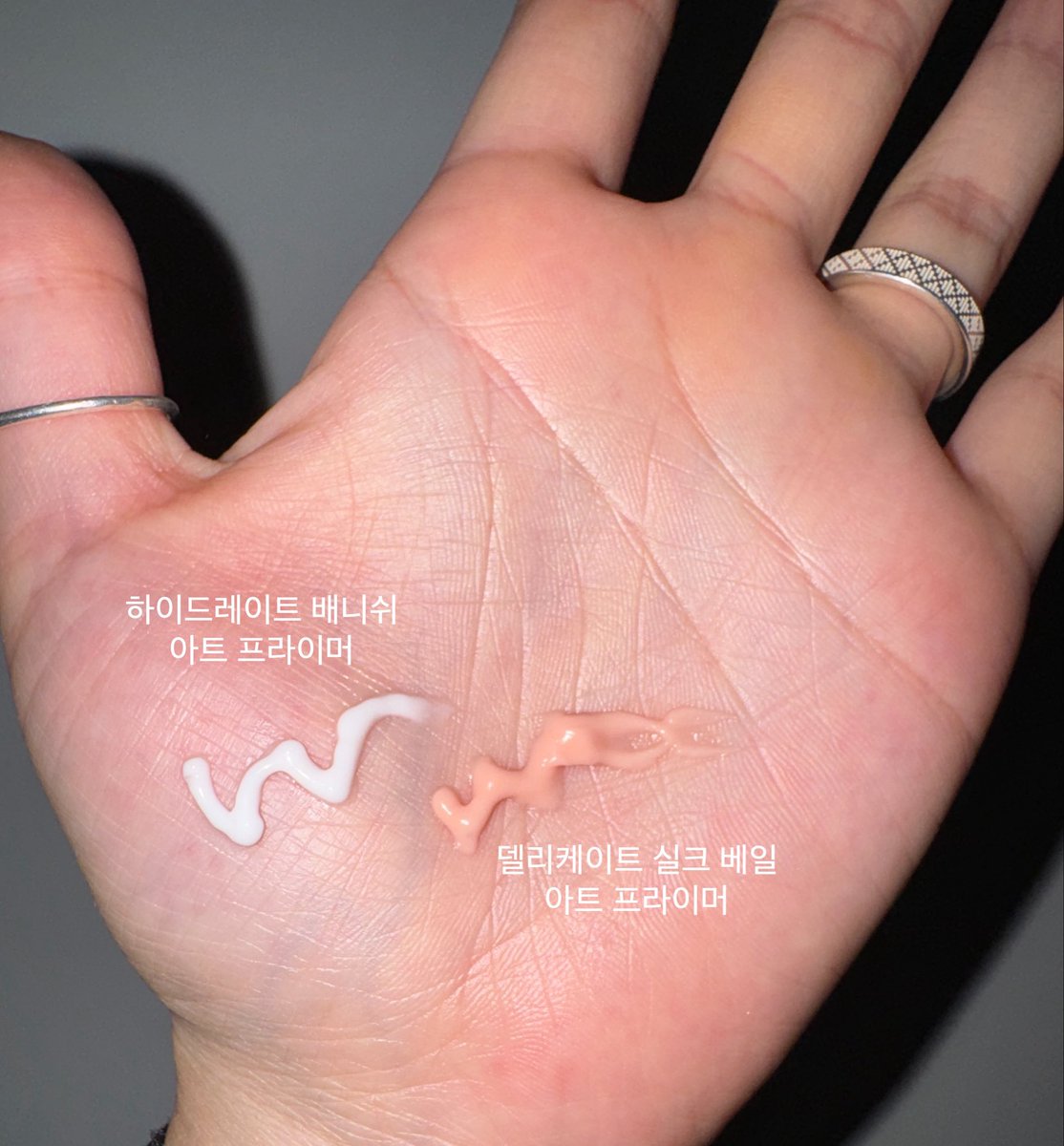 tm5ji's tweet photo. [단순선물] @TFIT_KR 

티핏에서 제 글을 보고 선물을 보내쥬셨어욤,,🥹

극건성인 저는 여름에도 화장이 뜰 정도인데
요 프라이머 바르고 쿠션 깔았더니
징짜 촉촉하고 매끈매끈 깐달걀 피부 됐슨,,👍🏻

🩵하이드레이트 배니쉬 아트 프라이머
🩷델리케이트 실크 베일 아트 프라이머 https://t.co/GcpSs5O4T4