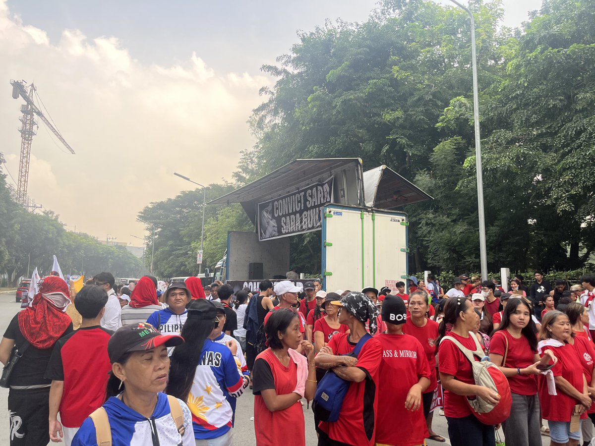 fs_abalos's tweet photo. LOOK: Protestors calling for the conviction of Vice-President Sara Duterte-Carpio are beginning to gather outside the Senate building for the 32nd day of her impeachment trial. 

The contingent of cause-oriented groups will continue their protest until Friday, Oct. 2, which is set to have their largest crowd. | @bworldph