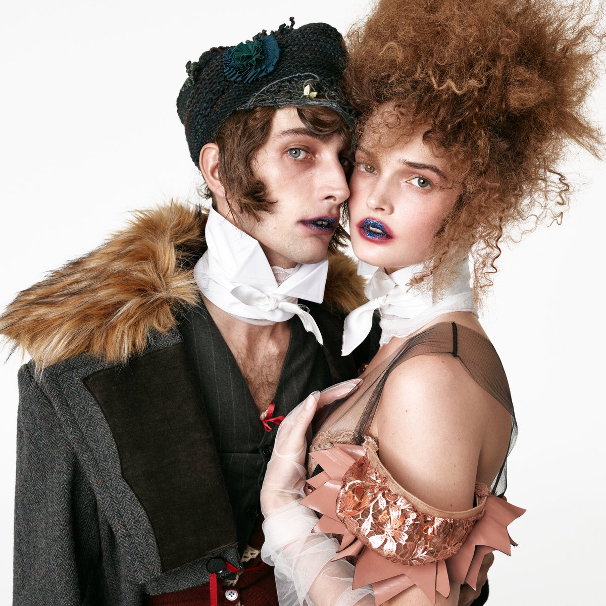 ZARA_JP's tweet photo. Re{form} Zara 
Vol 1. 

"Authored by Couturier John Galliano. Built from our Memory, Made for Now".

Re{form} Zaraは、革命、再構築、再生の行為。クチュリエ John GallianoとZaraによるクリエイティブパートナーシップです。本コレクションは、ドレスメーカーとファッションの提供者のアーカイブとの対話を切り拓きます。

クチュリエJohn Gallianoが手がけ、Zaraの記憶から構築されたジェンダーレスな提案は、原型となるガーメントやアクセサリーを起点に、オートクチュール固有の技法を用いてre{form}され、新たな素材で再現されています。

Thank you: @ lulutenney @ thomas_riguelle @ anna.bicanova @ worldbyfred

デザイナー：The Couturier John Galliano @ jgalliano
フォトグラファー：Steven Meisel @ stevenmeiselofficial
スタイリスト：Karl Templer
メイクアップアーティスト：Pat McGrath @ damepat
ヘアスタイリスト：Guido Palau @ guidopalau
セットデザイン：Mary Howard @ maryhoward_setdesign
キャスティング：Piergiorgio Del Moro @ piergiorgio
プロダクション：PRODn, Production at Art + Commerce @ prodn_artandcommerce