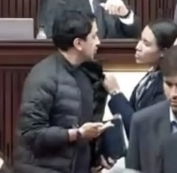 OmredSc's tweet photo. ¿Que pasaría si un HOMBRE le jalara la chaqueta a esta guisa de @Veronicaho88? Ah si, estaría denunciado por violencia, así es esta plaga salvaje, cuando no pueden por argumentos recurren a la violencia https://t.co/3HmlEHt2o8